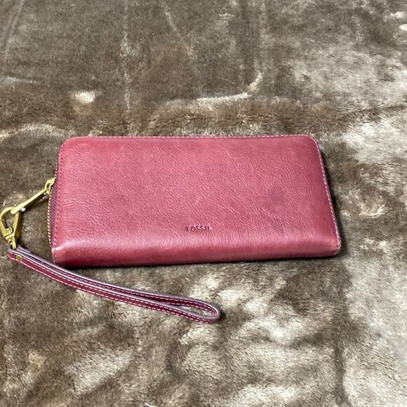Fossil Accessories - Fossil zip wallet. Burgundy.
